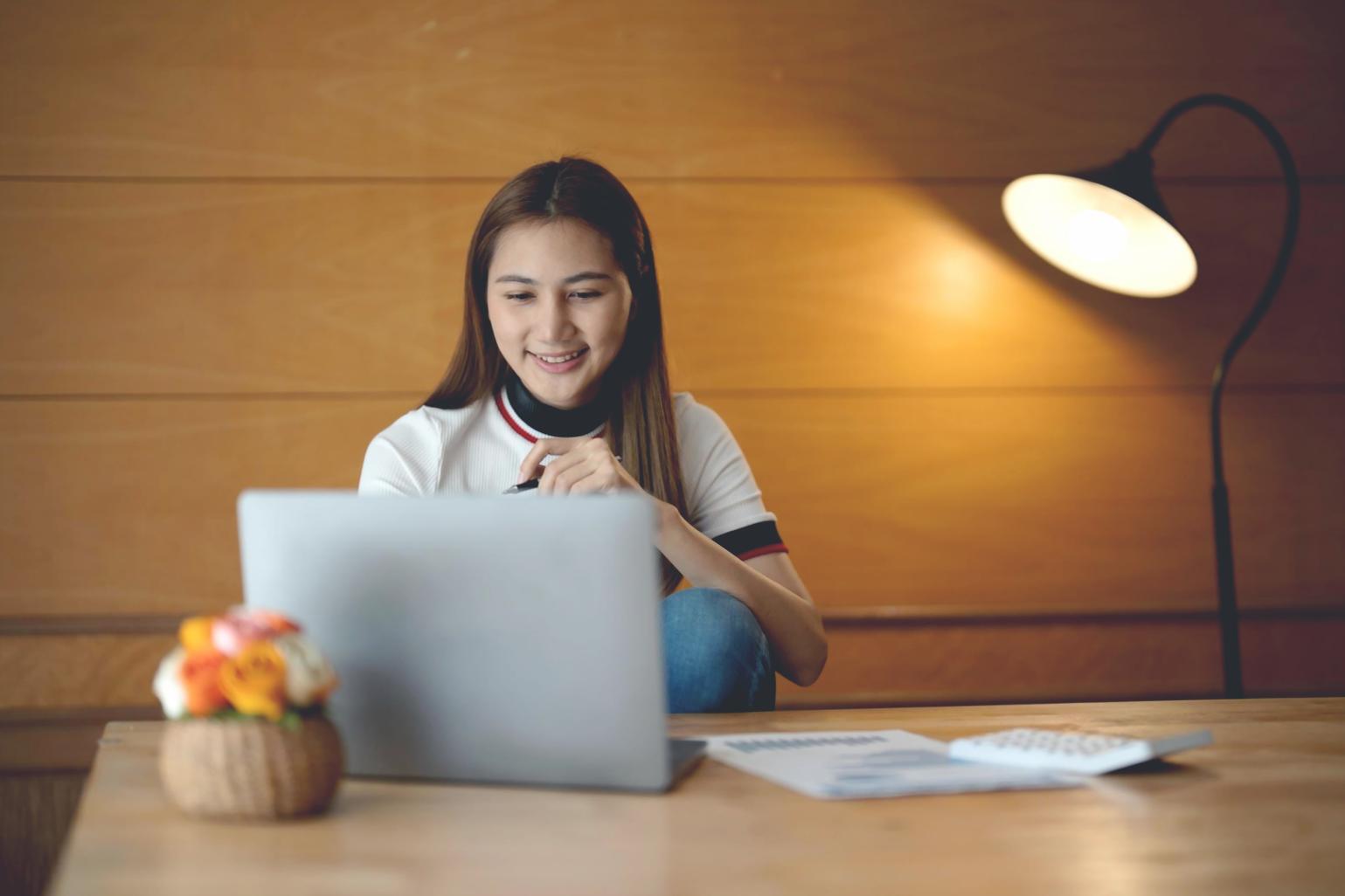 Consultant xolpenavira expliquant une stratégie budgétaire personnalisée à un client