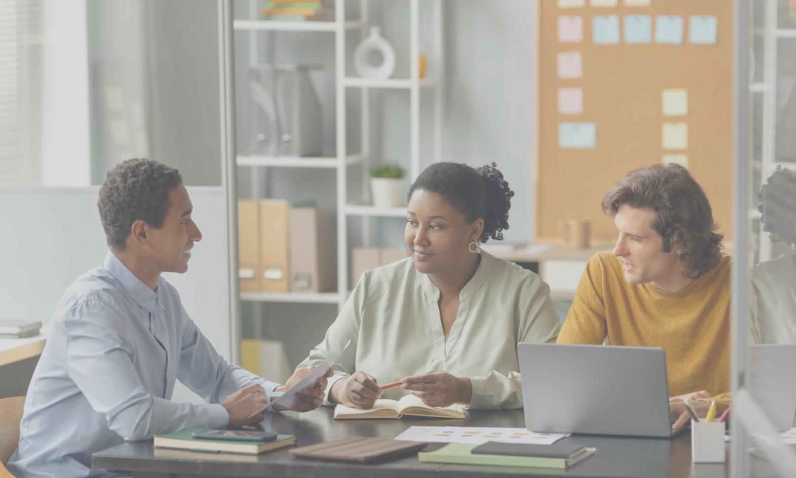 Session de formation en budgétisation avec participants actifs travaillant sur leurs finances personnelles